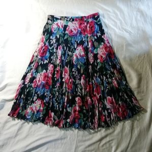 Laura floral skirt with pleating look size S